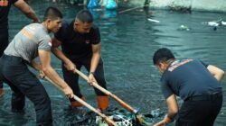 Brimob Sumut Turun ke Sungai, Aksi Nyata Menjaga Kehidupan dan Masa Depan Kota Medan