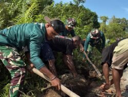 Satgas Yonif 763/SBS Bersama Masyarakat Laksanakan Karya Bhakti Bersihkan Akses Jalan Antar Kampung