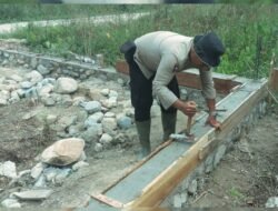 Tak Sekedar Menjaga, Brimob Turun Bangun Rumah Korban Banjir di Tapsel