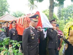 Dankorbrimob Polri Hadiri Upacara Pemakaman Almarhumah Meryati Hoegeng