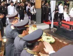 Duka Mendalam Polri, Kapolri bersama Jajaran Iringi Kepergian Ibu Meriyati Hoegeng ke Peristirahatan Terakhir