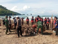 Aksi Nyata TNI – Polri dan Warga Jaga Kebersihan Pantai Konang Trenggalek