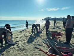 Tak Hanya Jaga Keamanan, Brimob Sumut Peduli Kebersihan Pantai Gunungsitoli