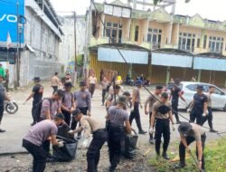 Polda Kalimantan Tengah Laksanakan Bakti Sosial Pembersihan Sampah di Pasar Besar Palangka Raya