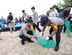 Kapolda Bali dan 5.000 Relawan Satukan Langkah Bersihkan Pantai Kedonganan