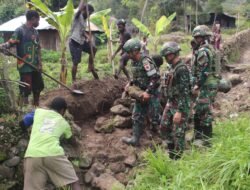 Gotong Royong Satgas Yonif 521/DY Bersama Warga Bersihkan Pemukiman di Distrik Walesi