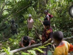 Satgas Pamtas RI – PNG Kewilayahan Yonif 763/SBA Bantu Warga Pembuatan Air Bersih