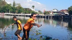 Kapolres Samosir Ganti Olahraga dengan Aksi Bersih – bersih di Water Front Pangururan dan Tepi Danau Toba