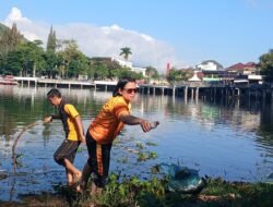 Kapolres Samosir Ganti Olahraga dengan Aksi Bersih – bersih di Water Front Pangururan dan Tepi Danau Toba