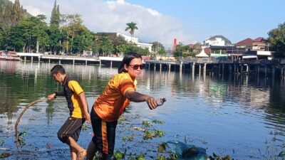 Kapolres Samosir Ganti Olahraga dengan Aksi Bersih – bersih di Water Front Pangururan dan Tepi Danau Toba