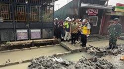 Rico Waas Blusukan ke Helvetia, Pastikan Jalan Konblok dan Drainase Dikerjakan