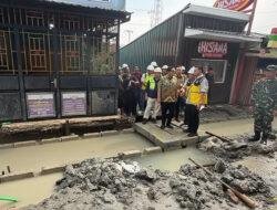 Rico Waas Blusukan ke Helvetia, Pastikan Jalan Konblok dan Drainase Dikerjakan